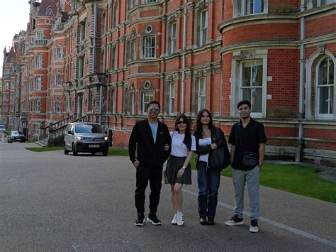 10 Celebrity Kids Who Study in Expensive Schools Abroad.
